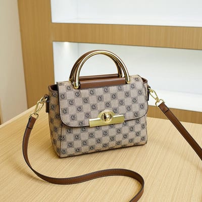 Een Franse, Niche, Modieuze en Veelzijdige Handtas voor Vrouwen. Het is een Crossbody Handtas voor Vrouwen gray