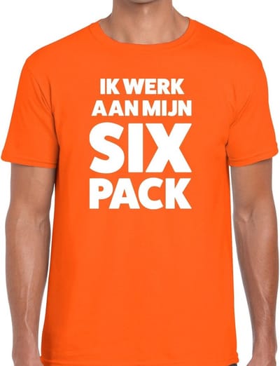 Ik werk aan mijn SIX Pack tekst t-shirt - oranje - voor heren - koningsdag en oranje supporters kleding S