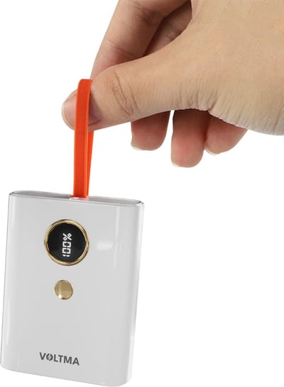 Voltma Powerbank 30W snelladen 10000 mAh - Externe Batterij met ingebouwde kabel en LED indicatie - 30 Watt draagbare oplader - 3 apparaten tegelijk opladen USB-A en 2x USB-C - Universele Power Bank geschikt voor iPhone en Android Telefoon en Tablet