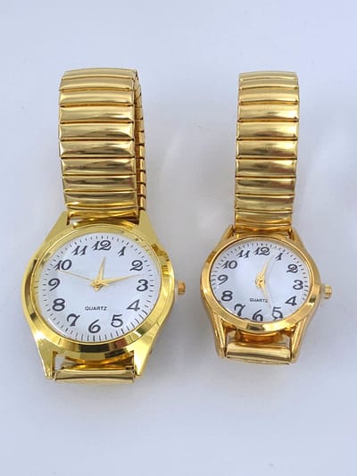 Set - Horloge - Koppels - Vrouw - man - Rekbaar - Klassiek - Goudkleurig – RVS - Witte duidelijke wijzerplaat - past bijna elke pols - Hetzelfde horloge voor hem en haar.