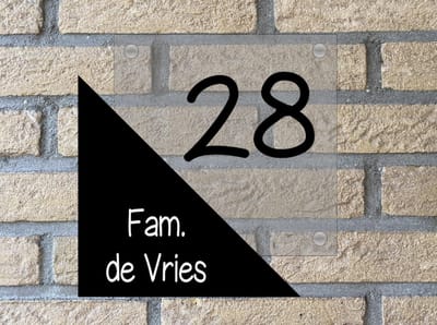 naambordje / huisnummer voordeur helder met zwarte driehoek