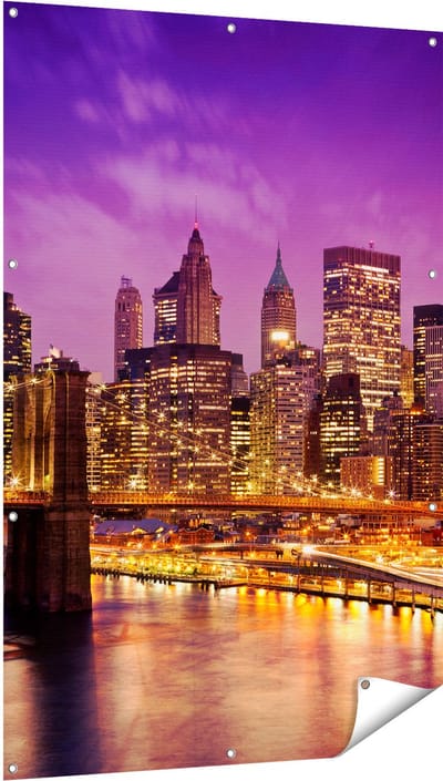 Gards Tuinposter Skyline New York van Centrum in het Paars - 100x150 cm - Tuindoek - Tuindecoratie - Wanddecoratie buiten - Tuinschilderij