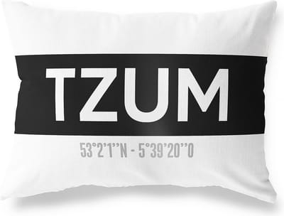 Tuinkussen TZUM - FRIESLAND met coördinaten - Buitenkussen - Bootkussen - Weerbestendig - Jouw Plaats - Studio216 - Modern - Zwart-Wit - 50x30cm