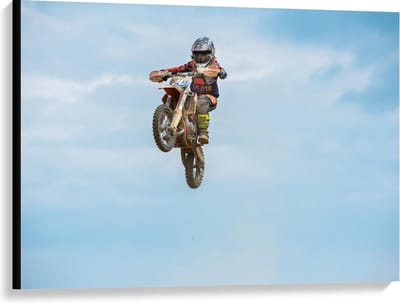 Canvas  - Motorcrosser in de Lucht - 100x75cm Foto op Canvas Schilderij (Wanddecoratie op Canvas)