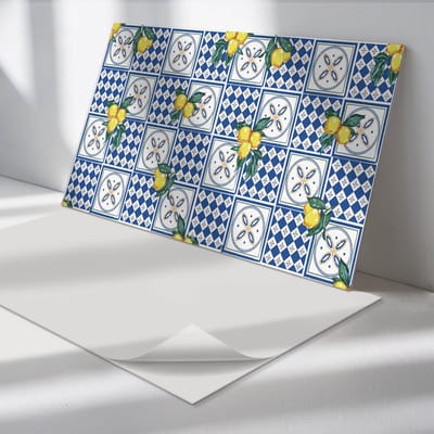 Wallfluent Vinyl Wandpaneel - Citroenmotief op tegels PVC Muurpaneel - 100 cm x 50 cm - Blauw PVC wandpaneel - 1 stuk - Rechthoekig Wandbekleding Vinyl - Texturen Wandpaneel - Zelfklevende Wandbekleding - Wandpaneel Keuken en Badkamer