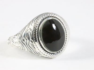 Bewerkte zilveren ring met onyx - maat 18.5