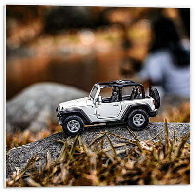 Forex - Mini Witte Auto op Steen - 50x50cm Foto op Forex