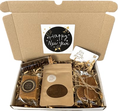 Nieuwjaar koffie brievenbus cadeau - happy new year - fudge - stroopwafels - mokkaboontjes