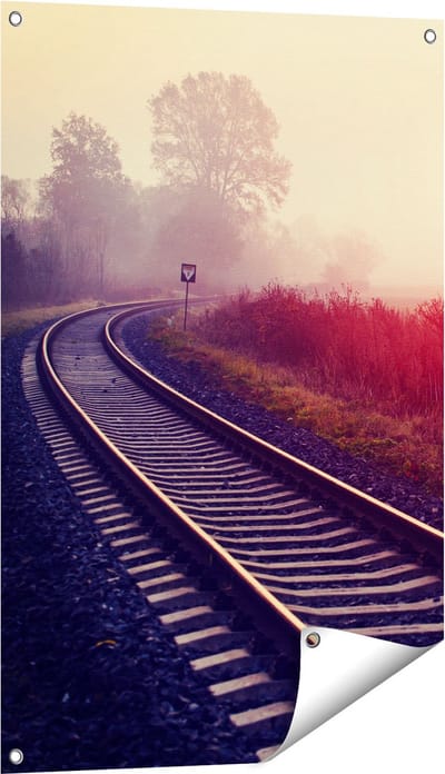 Gards Tuinposter Spoorweg Rails tijdens de Herfst met Mist - 60x90 cm - Tuindoek - Tuindecoratie - Wanddecoratie buiten - Tuinschilderij