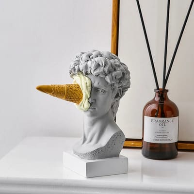 Smeltende Tijdperken: David met Ijsje Sculptuur - Kunst - Beeld - Geel - Woonkamer Decoratie - Aesthetic - Decoratieve Accessoire - Slaapkamer Decoratie