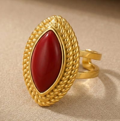 Lundholm Ivana Ring Dames – Premium Stainless Steel 2.5 Micron PVD Gold Plated Goudkleurig – Grote Statement Ring met Rode Steen – Verstelbaar One Size – Scandinavisch Design