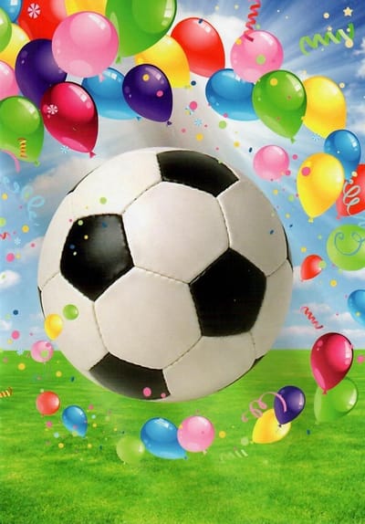 Van harte gefeliciteerd met je verjaardag! Een leuke kaart met een afbeelding van een voetbal in het gras met gekleurde ballonnen er omheen. Om zo te geven of om bij een cadeau te voegen. Een dubbele wenskaart inclusief envelop en in folie verpakt.