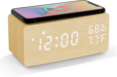 Houten digitale wekker met geluidsregeling, LED draadloos opladen temperatuur en vochtigheidsweergave, instelbare helderheid voor slaapkamer, thuiskantoor (geel)