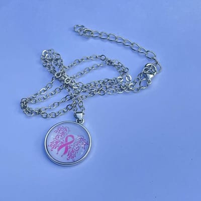 GoedeDoelen.Shop | Ketting Pink Ribbon Hanger | Pink Ribbon Sieraad | Wings of Hope | Statement Ketting | Hope | Wellness-House