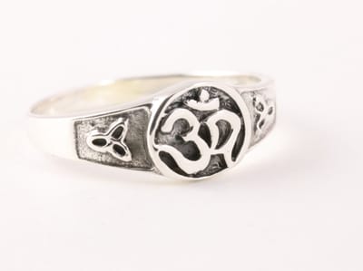 Fijne zilveren ring met ohm teken - maat 17