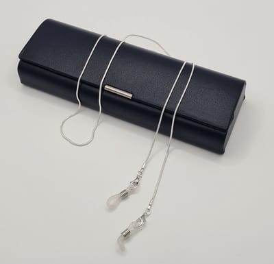 Dames zilverkleurige brillenketting met en reserve rubberen lussen / Inclusief twee hoogwaardige microvezel doekjes / brillenkoord dames / brilkoordje kraaltjes / briltouwtje / ketting voor zonnerbril / cordon de lunettes / Aland optiek 017