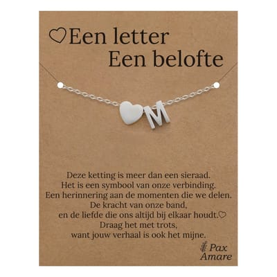 Letter M Armband op Cadeau Kaartje - Een letter, een belofte - 15,5cm + 5,5cm verstelbaar Zilverkleurig Stainless Steel - Initiaal & Hartje Hanger - Pax Amare