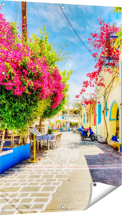 Gards Tuinposter Kleurrijke Straat op het Eiland Kos, Griekenland - 80x120 cm - Tuindoek - Tuindecoratie - Wanddecoratie buiten - Tuinschilderij