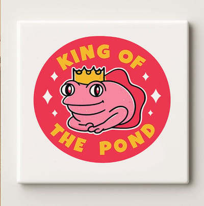 King of the Pond Keramische Tegel – 15x15 cm Grappige Kikker met Kroon Ontwerp – Leuk Cadeau voor Dierenvrienden & Speelse Huisdecoratie