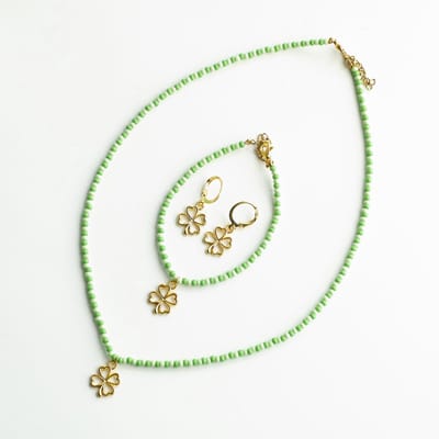 Set ketting, armband en oorbellen in groentinten met klavertje vier