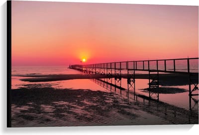 Canvas  - Brug over Strand met Zonsondergang  - 90x60cm Foto op Canvas Schilderij (Wanddecoratie op Canvas)