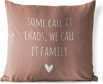 Tuinkussen - Engelse quote "Some call it chaos, we call it family" met een hartje op een bruine achtergrond - 40x40 cm - Weerbestendig