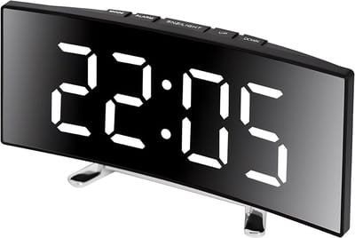 Digitale wekker met groot gebogen LED-display en spiegelend oppervlak. Geschikt voor 12/24 uur thuisgebruik (wit).
