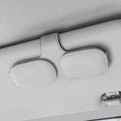 Zonnebrilhouder voor in de autozonneklep, magnetische leren brillenhaak met 2 clips, accessoire voor het opbergen en organiseren van brillen in het auto-interieur, universeel type (lichtgrijs).