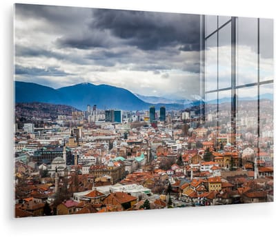 ® Glasschilderij 180x120 cm - Schilderij acrylglas - Wolkendek boven Sarajevo Bosnië en Herzegovina - Foto op glas - Muurdecoratie woonkamer - Wanddecoratie slaapkamer - Schilderijen
