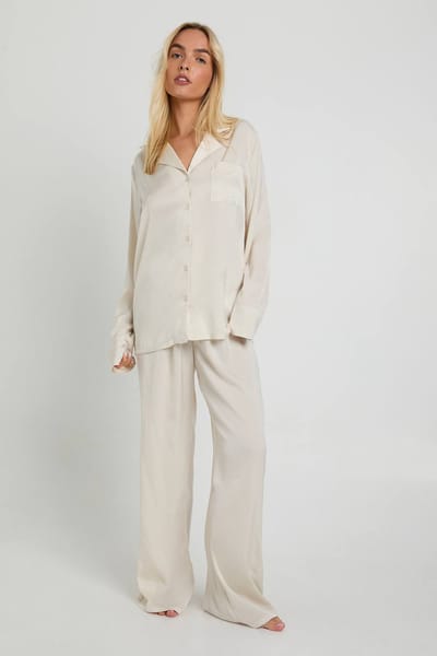 boohoo Dames Oversized satijnen langmouw shirt & broek pyjamaset | Cream | Maat: 8