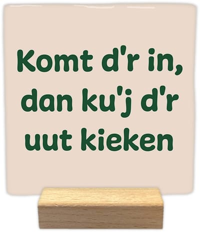Komt d'r in, dan ku'j d'r uut kieken - Keramische decoratie tegel - incl. houten presenteerblok