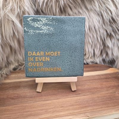 Robuust wenstegeltje - Daar Moet Ik Even Over Nadrinken – Quote Tegeltje – Wanddecoratie – Sfeervol en Persoonlijk – Trendy nu – Origineel cadeau - Met standaard – Cadeau Idee