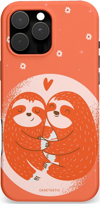 Casetastic Hoesje Geschikt voor Apple iPhone 16 Pro Max Magsafe - Stijlvolle Beschermende Duo-layer Case - Oranje Pastel Roze Liefdes Koppel Luiaard