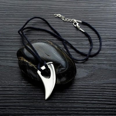 Collier Dent de Loup Pendentif en Acier Titane Pendentif Corne Peng Chaoren black
