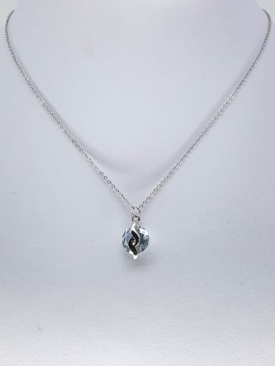 Ketting met verbondenheid symbool hanger, zirkonia zetting. Sieraad staat bekend om zijn minimalistische en elegante uitstraling, waarbij de steen centraal staat.