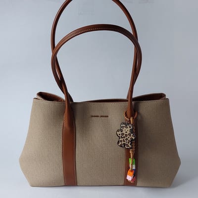 David Jones handtas beige/bruin - ruime pu leren dames tas - 3 grote vakken - magneetsluiting - vrolijke tas bedel voorzijde