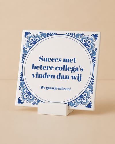 Grappige Afscheid Quote Keramische Tegel 15 x 15 cm met houdertje - “Succes Met Betere Collega’s Vinden Dan Wij – We Gaan Je Missen!” – Decoratieve Kantoor Cadeau Wanddecoratie