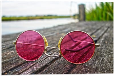 Acrylglas - Roze Bril op Houten Vlonder - 60x40cm Foto op Acrylglas (Wanddecoratie op Acrylglas)