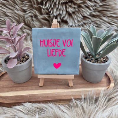 Robuust Wenstegeltje – Huisje vol liefde – Hip trendy tegeltje – 10x10 cm – Leuk Cadeau voor Vriendin, Zus, Juf, Collega of zomaar voor jezelf – Stijlvolle Woondecoratie – Trendy nu