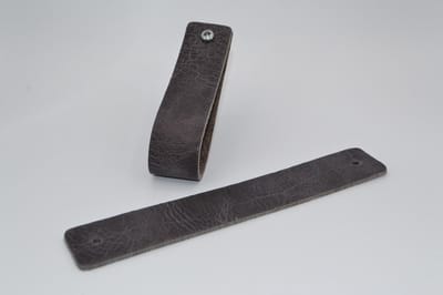Leren handgrepen per stuk. Grijs Maat L 18X3cm Italiaans volnerf leder incl. stoere 26mm schroeven.