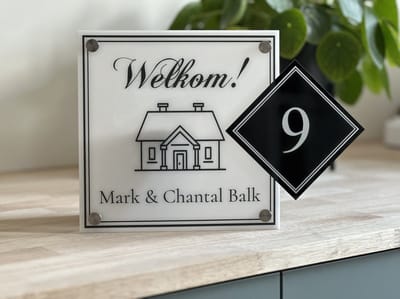 Naambordje / huisnummer voordeur welkom huisje 20x20 met nummer opaal