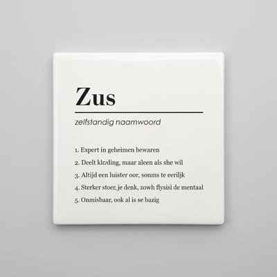 Grappige Definitie Keramische Tegel “Zus” – Betekenisvol Cadeau voor Zussen, Minimalistische Woondecoratie Tegel 15 x 15 cm