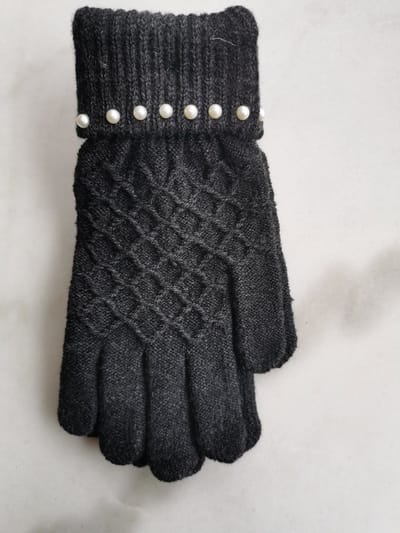 Warme donkergrijze dames handschoenen met geruit motief met overslag en witte parels aan de pols one size