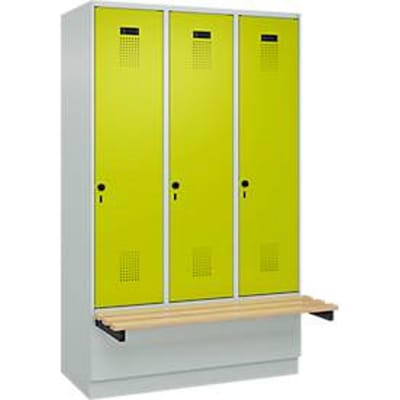 C+P Evolo Plus garderobekast, 3 vakken van elk 400 mm breed, sokkel, zwevende bank, B 1200 x D 815 x H 1950 mm, draaischroef, lichtgrijs/kleedgroen