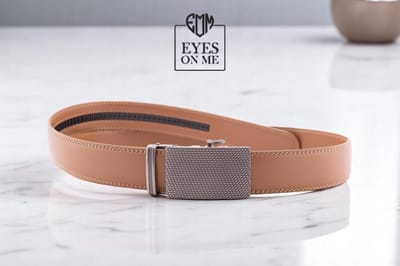 Lichtbruine lederen riem zonder gaatjes met automatische gesp voor heren ( model 101 )