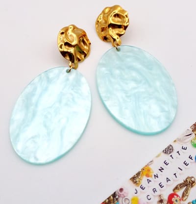 Jeannette-Creatief® - Resin - Ovaal Blauw Goud - Blauwe Oorbellen - Lichtblauwe Oorbellen - Oorbellen - Oorbellen Dames - Dames OorbellenGouden RVS Oorbellen - Oorbellen - Resin Oorbellen - Dames Oorbellen - Gehamerde Oorknoppen - Ovale Oorbellen