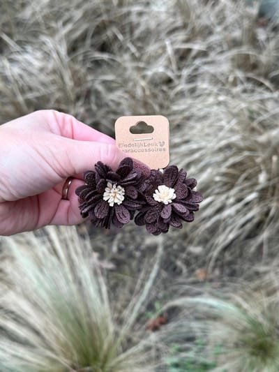Schattige haarelastiekjes bloem - Bloem bruin - Haarelastiekjes - Elastiekjes voor meisjes - Haaraccessoires - Haaraccessoires voor meisjes - Mooie haarelastiekjes meisje - Cadeautje meisje - Setje van 2 elastiekjes