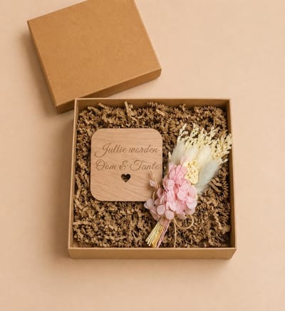 Cadeaudoosje zwangerschapsaankondiging – ‘Jullie worden Oom & Tante ’ | Houten onderzetter met gegraveerde tekst, mini bloemenboeketje