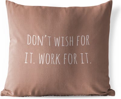 Buitenkussen - Engelse quote "Don't wish for it. Work for it." tegen een bruine achtergrond - 45x45 cm - Weerbestendig