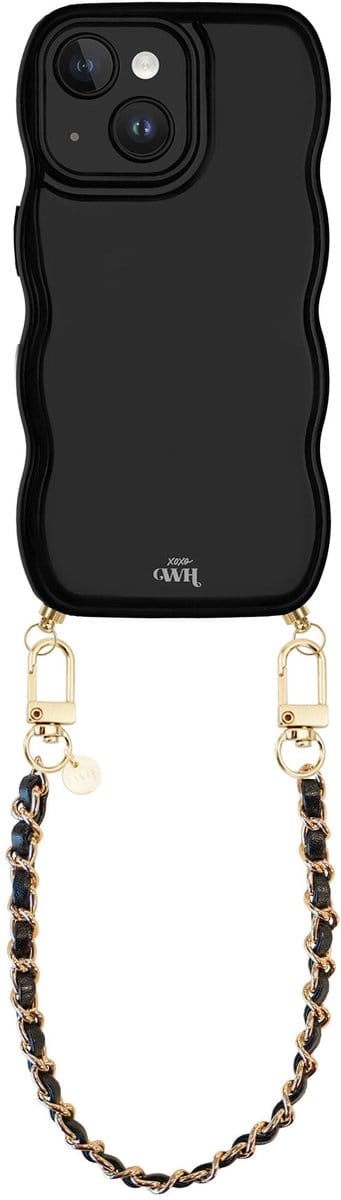 xoxo Wildhearts Glossy Wavy Cord Case Black - Geschikt voor iPhone 15 Plus - Classic Chain - Kort koord - Glimmend telefoonhoesje met golven - Hoesje met koord - Zwart met gouden ketting - Telefoonkoord - Korte variant koord